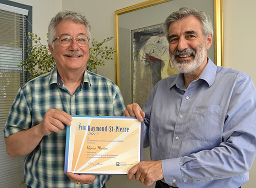 Le président actuel de l'Association, André Bédard, a remis le prix à Réjean Martin.
