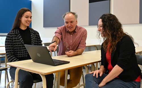 L’équipe de recherche lors d’une séance de travail : Maude Lessard, Charles Côté et Isabelle Cindy Légaré.