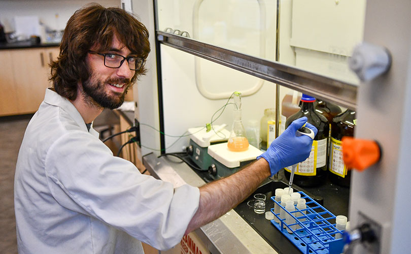 Alexandre Coulombe est étudiant à la maîtrise sur mesure en chimie. (Photo : Stéphane Lizotte)