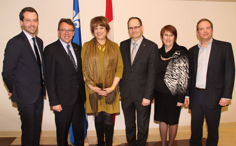 Dans l’ordre habituel, le député de Louis-Hébert, Joël Lightbound, le ministre responsable du Bas-Saint-Laurent, Jean D’Amour, la ministre de l’Enseignement supérieur du Québec, Hélène David, le recteur de l’UQAR, Jean-Pierre Ouellet, la directrice du Cégep de La Pocatière, Marie-Claude Deschênes et le directeur général du SEREX (qui est rattaché au Cégep de Rimouski), Patrick Dallain. (Photo : Jean-Luc Théberge)