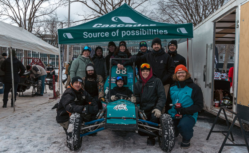 Rosalie Jalbert, Nathan Bourque, Jules Fugère, Marilou Tremblay, Frédéric Caron, Samuel Guérin et Maxime Rouillard entourés de Thomas Woods, Thomas Pittman, Xavier Ouellet, Samuel Lepage, Julien Laurence-Brook.