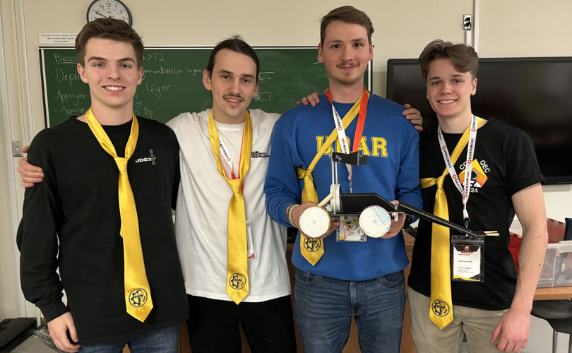 Charles-Antoine April, Florent Nicole, Samuel Lepage et Frédéric Caron participent à la Compétition canadienne d’ingénierie.