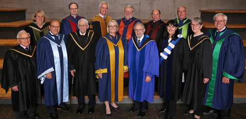 Sur la photo, de gauche à droite, à l’avant : Charles E. Beaulieu, doctorant, Luc-Alain Giraldeau, directeur général de l’INRS, Yves Martin, doctorant, Johanne Jean, présidente de l’Université du Québec, Claude Corbo, doctorant, Magda Fusaro, rectrice de l’UQAM, Claire V. de la Durantaye, doctorante et Daniel McMahon, recteur de l’UQTR. À l’arrière : Nicole Bouchard, rectrice de l’UQAC, Jean-Pierre Ouellet, recteur de l’UQAR, Denis Harrisson, recteur de l’UQO, Denis Martel, recteur de l’UQAT, Jean-Pierre Mailhot, directeur de l’administration et secrétaire général de l’ENAP et André G. Roy, directeur général par intérim de la TÉLUQ.