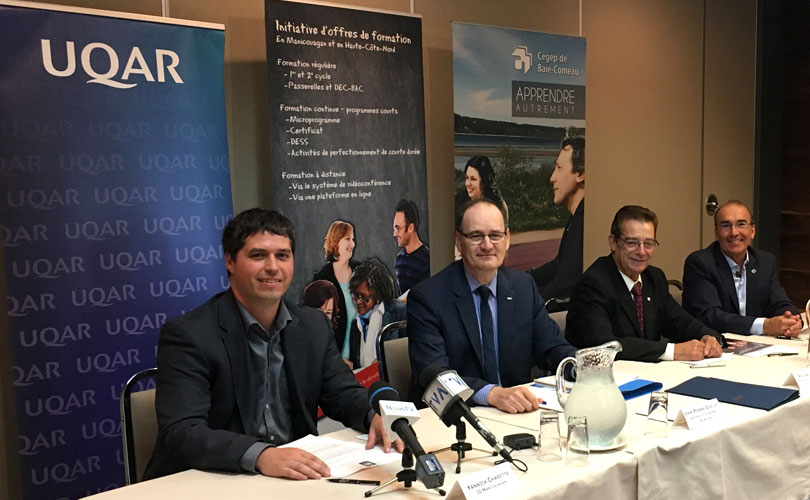 Le recteur Jean-Pierre Ouellet entouré du directeur au développement socioéconomique d’ID Manicouagan, Yannick Charette, du président par intérim de la Corporation des services universitaires du secteur ouest de la Côte-Nord, Réginald Caron, et du directeur général du Cégep de Baie-Comeau, Claude Montigny.