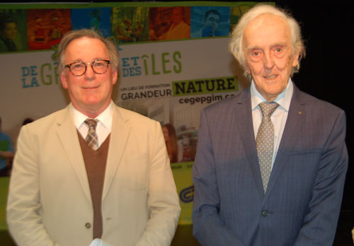 En 2019, le Cégep de la Gaspésie et des Îles a accordé le titre de professeur émérite à Jules Bélanger, qui est ici en compagnie d’Yves Galipeau. (Photo : Cégep de la Gaspésie et des Îles)