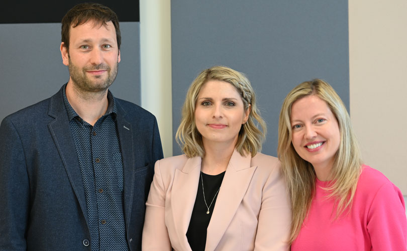 Naomie Fournier Dubé entourée du professeur Sylvain Letscher et de la professeure  Marie-Hélène Hébert.