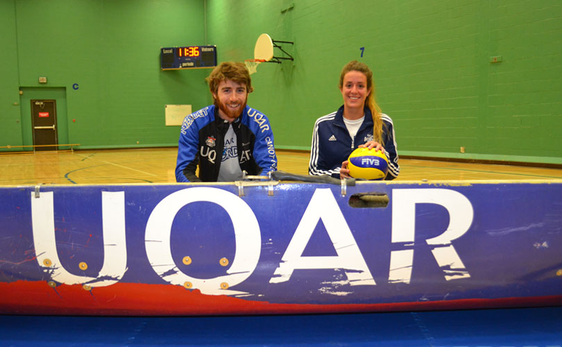 Dominic Carbonneau, de l’équipe compétitive de canot à glace, en compagnie de Claudie Lacroix-Lepage, capitaine de l’équipe de volleyball féminin du Nordet.