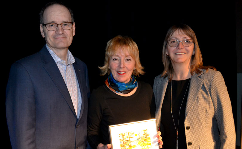 Nicole Poirier entourée du recteur Jean-Pierre Ouellet et de la vice-rectrice aux ressources humaines et à l'administration, Marjolaine Viel.
