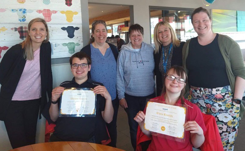 Les stagiaires Philippe Couture et Clara Couture entourés de la professeure Josianne Caron, de la responsable de stage à la bibliothèque Bianca Godbout, de la responsable de stage à la didacthèque Diane Leblanc, de l’éducatrice spécialisée au Centre de services scolaire des Navigateurs France Dubois et de l’étudiante à la maîtrise en éducation Chloé Harvey.