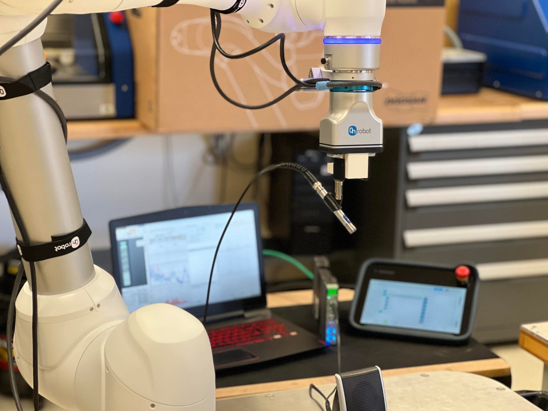 Surveillance acoustique automatisée de machines vibrantes avec un robot Doosan