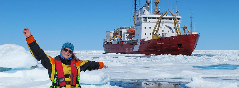 Dès sa première année de baccalauréat, Julie Major a participé à un stage terrain sur le brise-glace de la Garde Côtière Canadienne NGCC Amundsen, pour récolter des données. Maintenant à la maitrise, elle tentera d'établir une première cartographie éco-géomorphologique de la côte pour le secteur entre Whapmagoostui-Kuujjuarapik et Umiujaq au Nunavik, dans le Nord du Québec.