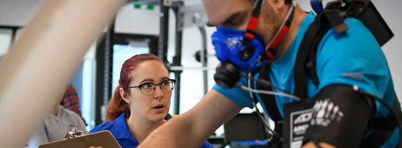 L’UQAR s’est dotée des équipements les plus récents pour former des kinésiologues. Ils pourront accompagner professionnellement des athlètes ainsi qu’évaluer plusieurs capacités physiques comme la consommation d’oxygène, les fréquences cardiaques maximales et les seuils ventilatoires afin de créer un entraînement individualisé.