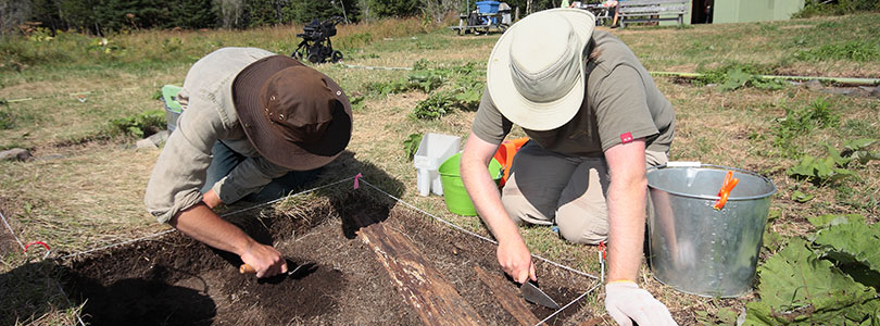 Le Chantier-école d'archéologie de l'UQAR permet d'acquérir une expérience pratique enrichissante en archéologie dans le contexte d'une fouille programmée, sur le terrain comme en laboratoire. Photo : Gilson Gagnon.