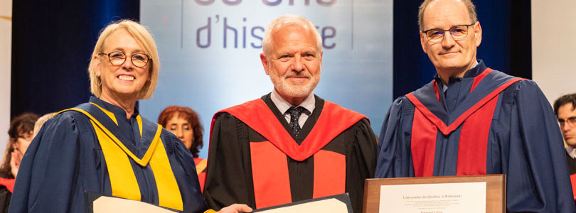 Le linguiste, Normand Labrie (centre), récipiendaire d’un doctorat honorifique de l’UQAR en 2019.