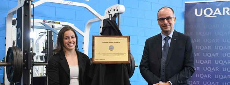 Le recteur François Deschênes a remis la médaille de l’UQAR à l’haltérophile Maude Charron en 2021. (Photo : Stéphane Lizotte)