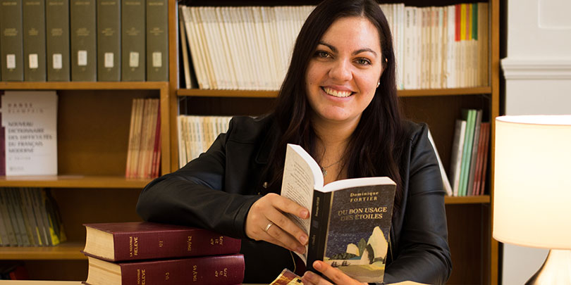 Julie Larivière, diplômée du baccalauréat en lettres et création littéraire et de la maîtrise en lettres à l’UQAR, campus de Rimouski