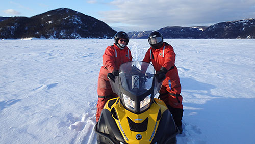 Deux étudiants au doctorat lors d’une campagne de carottage hivernal au Lac Walker, Canada