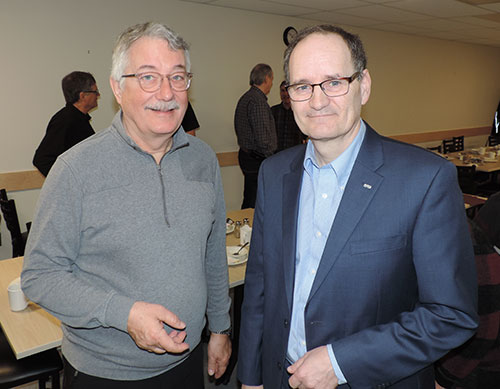 Le président de l'Association, André Bédard, a accueilli le recteur Jean-Pierre Ouellet.