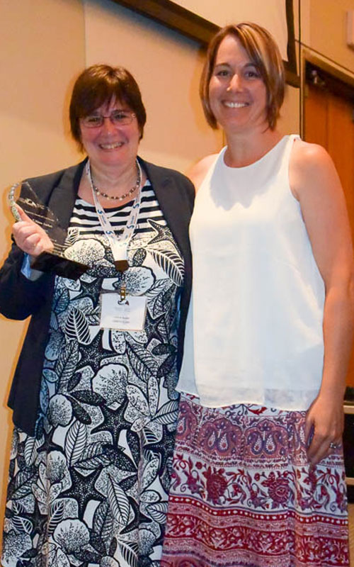 La professeure Audet en compagnie de Kathy Brewer-Dalton, présidente de l’Association Aquacole du Canada, lors de la remise du prix.