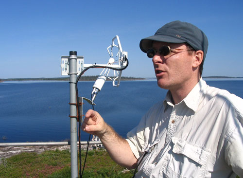 Vérification des appareils de mesures sur une tour de mesure (de 33 pieds de haut) située sur une petite île du réservoir de l’Eastmain-1, Nord du Québec.
