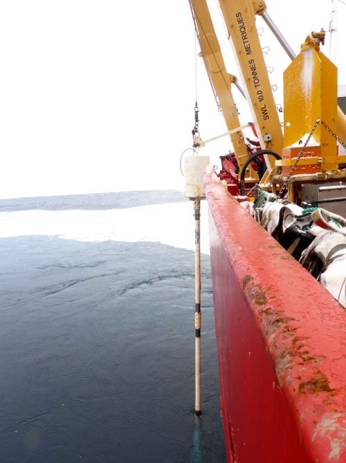 Déploiement du carottier à piston à bord du NGCC Amundsen. Ce type de carottier permet la collecte d’une carotte sédimentaire pouvant aller jusqu’à 9 m de longueur. (Photo: Jean-Carlos Montero-Serrano)