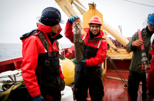 Le professeur Jean-Carlos Montero-Serrano de l’UQAR-ISMER pendant la récupération d’un « push core » à bord du NGCC Amundsen en septembre dernier. (Photo Sira Chayer)