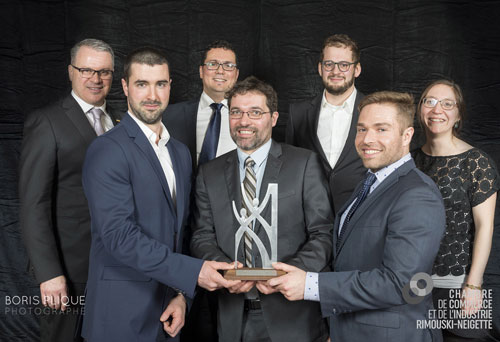 Les laboratoires Iso-BioKem ont remporté le prix Entreprise en démarrage lors du Gala reconnaissance de la CCRN. Sur la photo, Alexandre Boudreau, Bertrand Genard et Jean-Nicolas Béland sont entourés des représentants d’Hydro-Québec, qui a remis le prix.