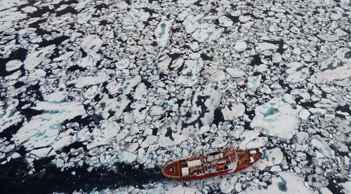 L'Amundsen se frayant un chemin dans la banquise arctique. (Photo : Anne Corminboeuf)