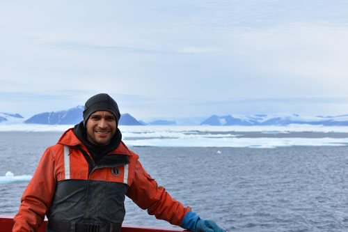 Le professeur en géochimie et en géologie marine Jean-Carlos Montero-Serrano lors d’une mission en Arctique en 2018. (Photo : Anne Corminboeuf)