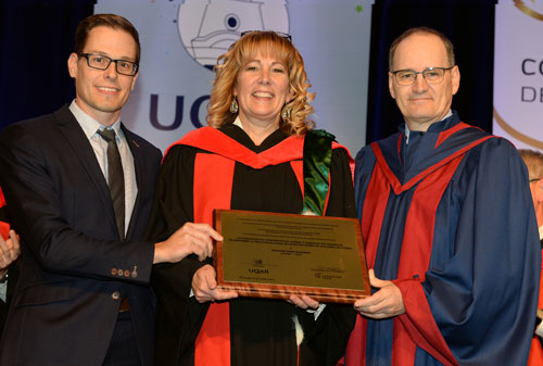Le Prix d'excellence des diplômés 2019 a été remis à Anne Marinier par le président de la Fondation de l'UQAR, Mathieu Santerre, et le recteur de l'UQAR, Jean-Pierre Ouellet.