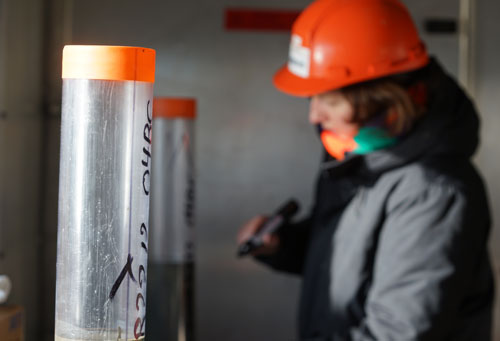 Traitement des carottes de sédiments dans le laboratoire du navire (Photo : Juliette Lusven)