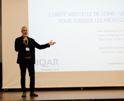 Le professeur Frédéric Banville lors de la présentation de l'Unité virtuelle de soins.