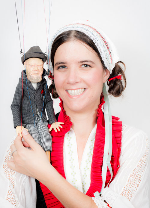 Anne-Marie Cardin, marionnettiste, parcourra le monde à l’aide de ses marionnettes. (Photo : Josée Dutil)  