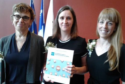 La professeure Marie-Hélène Morin (à droite) en compagnie de ses collègues France Gagnon et Élisabeth Martin. (Photo : Claude Morin)